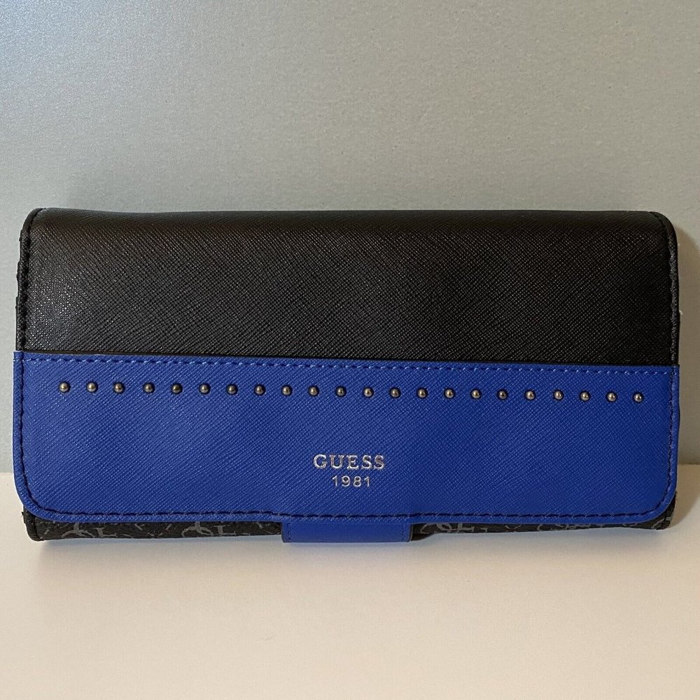 GUESS Hailey Quattro G Clutch Wallet